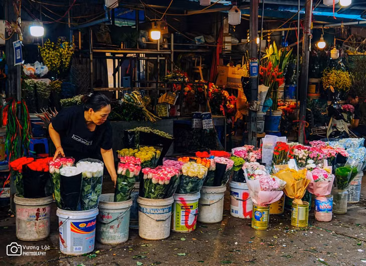 Chợ hoa Quảng An thường được những người buôn hoa, những cửa hàng hoa tươi trên địa bàn thành phố lựa chọn. Ảnh: Vương Lộc