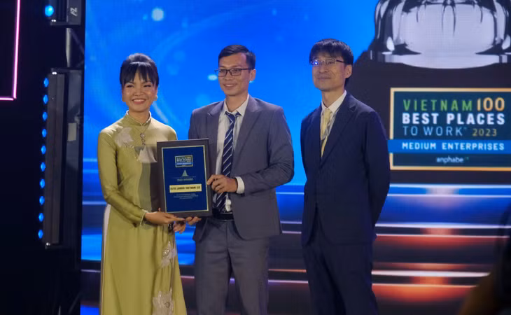 Ban tổ chức trao chứng nhận cho doanh nghiệp nằm trong Top 100 Nơi làm việc tốt nhất Việt Nam 2023 tại hạng mục Doanh nghiệp vừa - Ảnh: VŨ THỦY