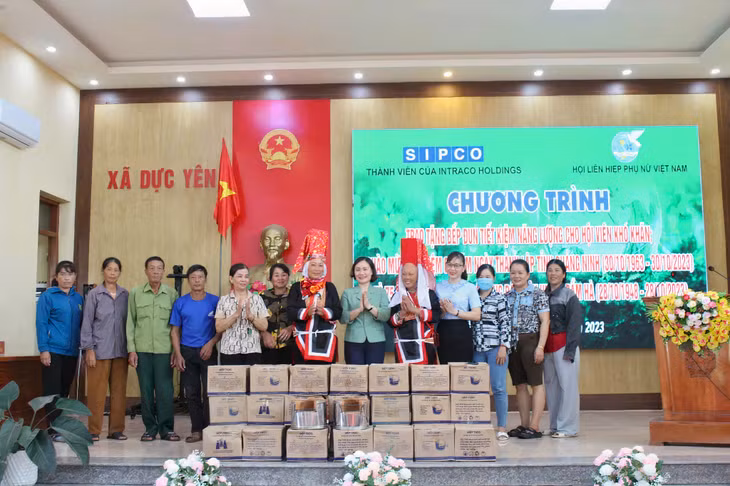 Hội LHPN huyện Đầm Hà trao hỗ trợ bếp đun tiết kiệm năng lượng cho hội viên phụ nữ có hoàn cảnh khó khăn trên địa bàn xã Dực Yên.