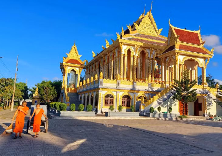 Màu vàng của ngôi chánh điện càng ánh lên trong nắng chiều.
