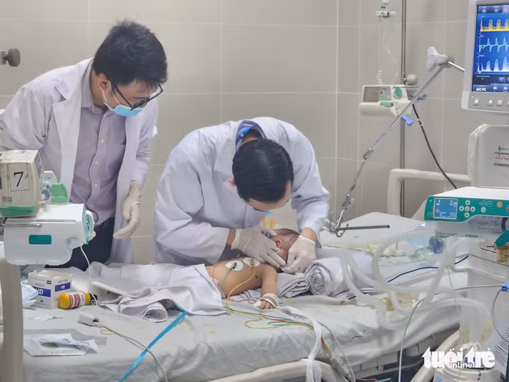 Bác sĩ Khánh khám cho bé K. - Ảnh: HOÀI THƯƠNG
