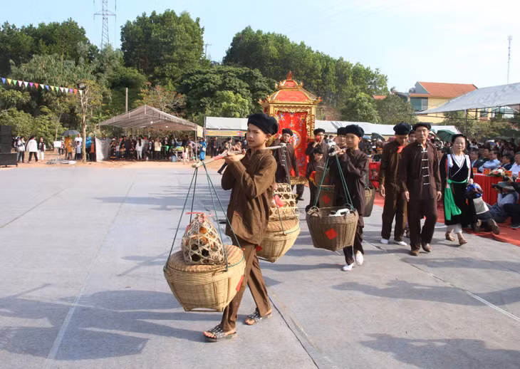 Tái hiện nghi lễ rước dâu của dân tộc Sán Chỉ.