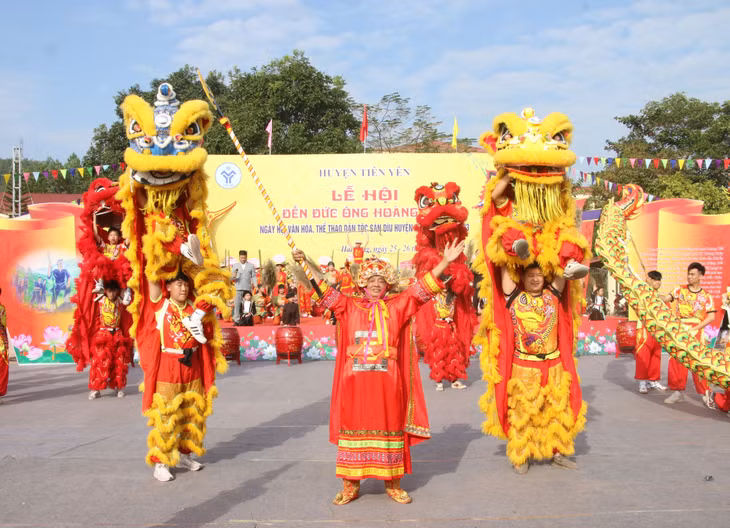 Màn múa lân tưng bừng khai hội Đền Đức ông Hoàng Cần và Ngày hội Văn hóa - Thể thao dân tộc Sán Dìu huyện Tiên Yên năm 2023.