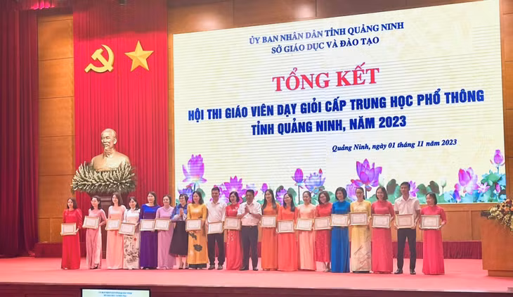 Lãnh đạo Sở GD&amp;ĐT trao giấy chứng nhận cho giáo viên đạt danh hiệu Giáo viên dạy giỏi THPT cấp tỉnh năm 2023.