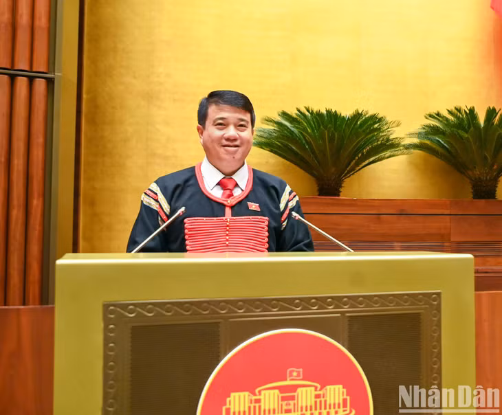 Chủ tịch Hội đồng Dân tộc Y Thanh Hà Niê Kđăm Báo cáo tiếp thu, giải trình và chỉnh lý dự thảo Nghị quyết giám sát chuyên đề việc triển khai thực hiện các Nghị quyết của Quốc hội về các chương trình mục tiêu quốc gia. (Ảnh: DUY LINH)