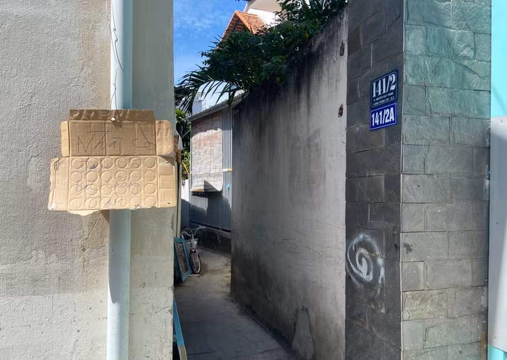 Căn nhà nằm sâu bên trong hẻm 141 nơi xảy ra vụ việc (Ảnh: Hoàng Hướng).