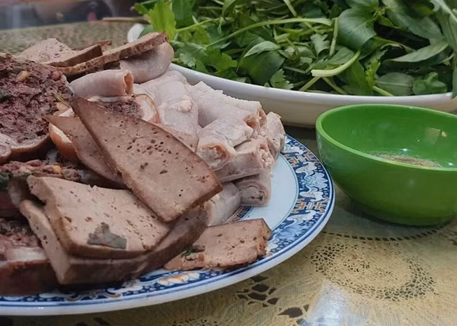 Ăn quá nhiều nội tạng động vật sẽ gây hại gan, tăng axit uric. Ảnh: Hạ Mây