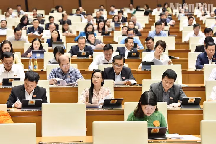 Các đại biểu Quốc hội lắng nghe báo cáo của Ủy ban Thường vụ Quốc hội. Ảnh: Thuỷ Nguyên