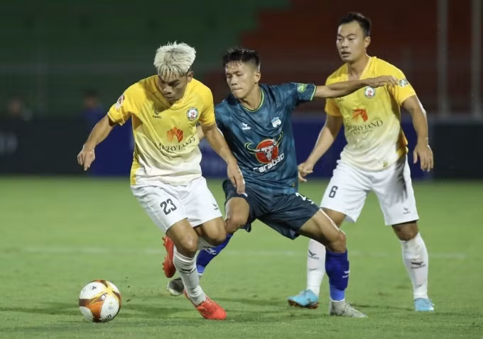 Văn Triền (số 23) chơi tốt, giúp Bình Định kiểm soát tuyến giữa rồi đè bẹp HAGL. Ảnh: Đông Huyền