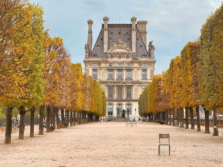Vào mùa Thu, vườn Tuileries và vườn Luxembourg ngập lá vàng. Trời mát mẻ, không khí trong lành, phù hợp để du khách đi dạo, tận hưởng mùa Thu nước Pháp. Ảnh: Nguyễn Quốc Thái