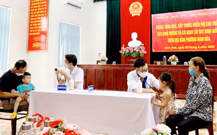 Bác sĩ Nguyễn Đình Minh cùng đoàn viên thanh niên Trung tâm y tế TX Quảng Yên khám bệnh nhân đạo cho người dân trên địa bàn.
