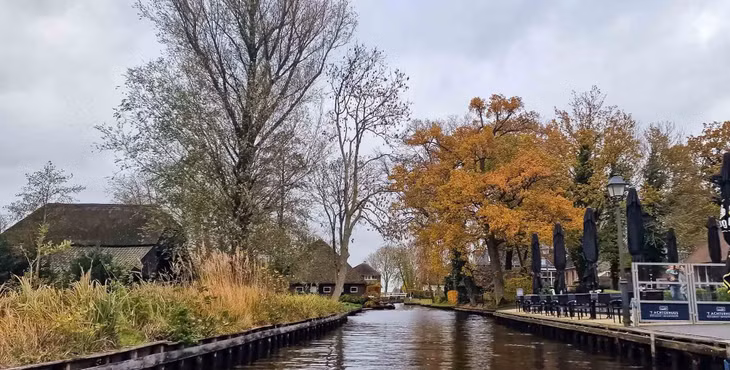 Du khách cũng có thể ghé thăm làng Giethoorn vào khoảng tháng 7, tháng 8. Thời gian nay, ngôi làng được phủ đầy sắc hoa cẩm tú cầu rực rỡ. Ảnh: Nguyễn Tất Thịnh