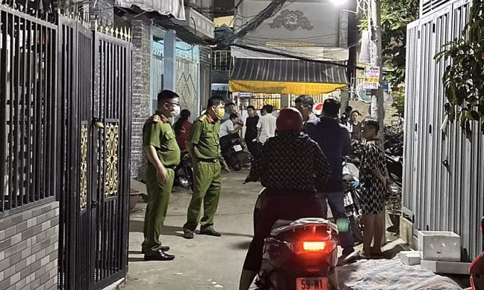 Cảnh sát phong tỏa hẻm dẫn vào nhà cháy để điều tra. Ảnh: Văn Yên