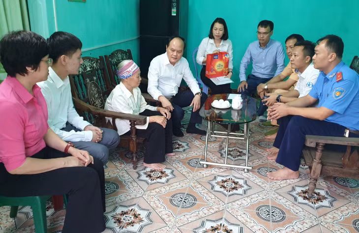 Lãnh đạo Ban ATGT tỉnh thăm, tặng quà gia đình bà Nguyễn Thị Loan (khu 4, phường Hà Khánh, TP Hạ Long) - vợ của nạn nhân Đỗ Đức Dũng tử vong do TNGT.