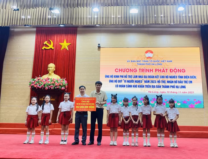 Công ty CP Nhiệt điện Quảng Ninh ủng hộ 252 triệu đồng cho những trẻ em có hoàn cảnh khó khăn trên địa bàn thành phố.