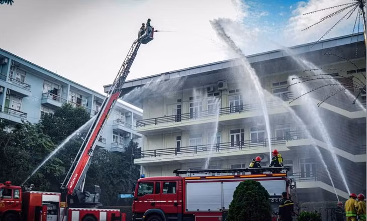 Thực tập phương án phun vòi rồng dập tắt đám cháy.
