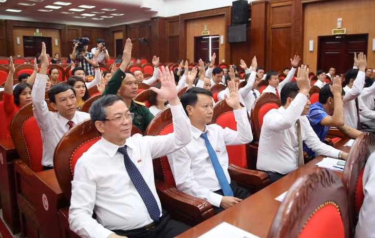 Các đại biểu HĐND TP Hạ Long biểu quyết thông qua Nghị quyết về tán thành chủ trương nhập địa giới hành chính huyện Hoành Bồ vào TP Hạ Long, tháng 10/2019.