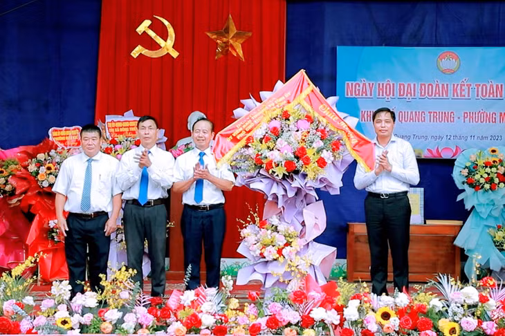 Đồng chí Vũ Văn Diện, Phó Chủ tịch UBND tỉnh tỉnh tặng hoa chúc mừng Ngày hội Đại đoàn kết toàn dân tộc khu phố Quang Trung, phường Mạo Khê, TX Đông Triều.