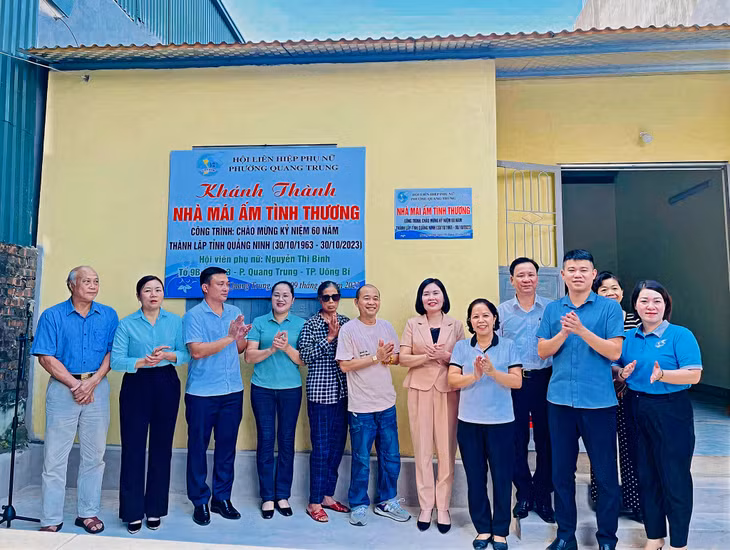 Hội LHPN TP Uông Bí cùng lãnh đạo phường Quang Trung, các nhà hảo tâm khánh thành nhà mái ấm tình thương bà Nguyễn Thị Bình, khu 3, phường Quang Trung (TP Uông Bí).