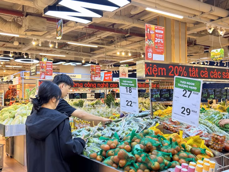 Khách mua hàng tại siêu thị Winmart.