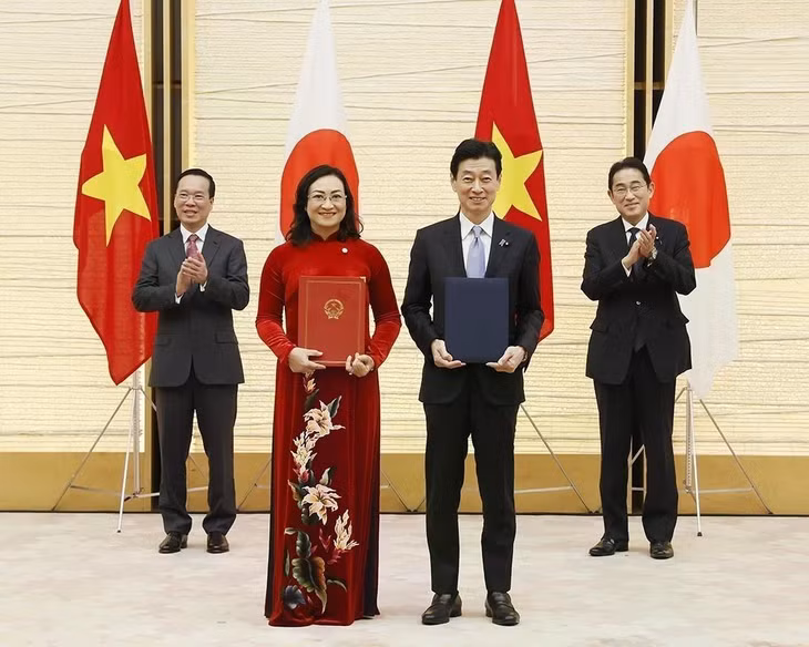 Chủ tịch nước Võ Văn Thưởng và Thủ tướng Nhật Bản Kishida chứng Lễ trao Biên bản Ghi nhớ Hợp tác trong lĩnh vực Chuyển đổi Năng lượng giữa Bộ Công Thương Việt Nam và Bộ Kinh tế, Thương mại và Công nghiệp Nhật Bản. (Ảnh: Thống Nhất/TTXVN)