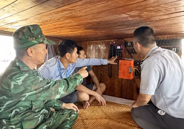 Đoàn kiểm tra liên ngành của huyện Hải Hà ra quân kiểm tra kết nối của thiết bị VMS trên các tàu. Ảnh: Cao Quỳnh