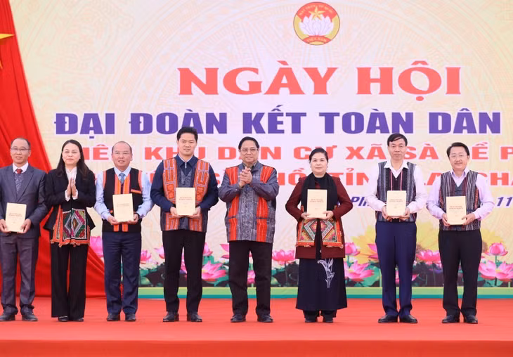 Thủ tướng Phạm Minh Chính tặng cuốn sách “Phát huy truyền thống Đại đoàn kết toàn dân tộc” của Tổng Bí thư Nguyễn Phú Trọng cho cán bộ và nhân dân tỉnh Lai Châu. (Ảnh: Dương Giang/TTXVN)