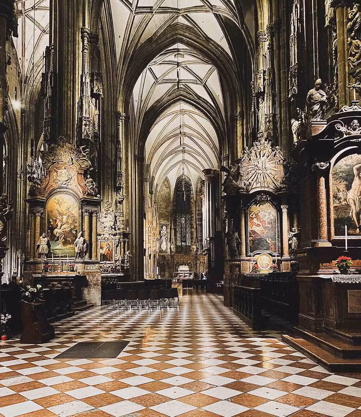 Bên trong nhà thờ là kiến trúc Gothic đẹp mắt, lộng lẫy. Ảnh: Nguyễn Quốc Thái