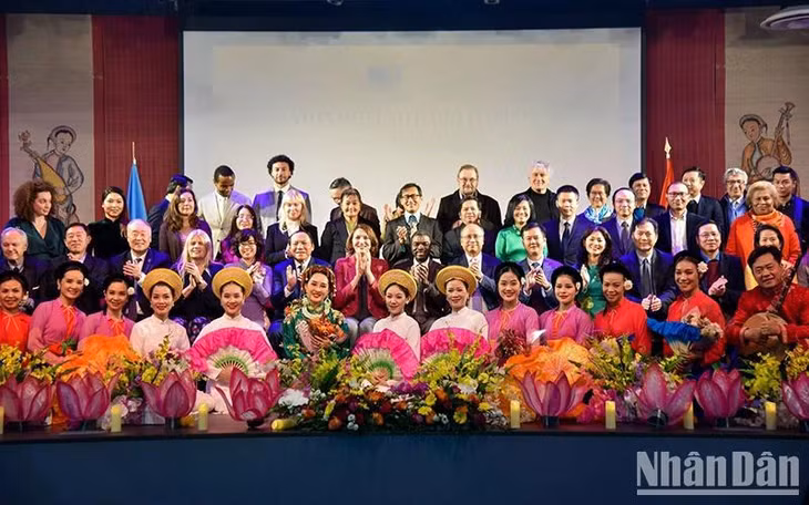 Bộ trưởng Văn hóa, Thể thao và Du lịch Nguyễn Văn Hùng chụp ảnh lưu niệm cùng các đại biểu quốc tế và các nghệ sĩ tại đêm tôn vinh di sản và văn hóa VIệt Nam ở Paris tối 17/11/2023. (Ảnh: MINH DUY).