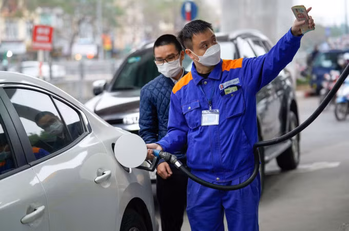 Nhân viên cây xăng trên đường Láng (Hà Nội) đổ nhiên liệu cho khách hàng, tháng 11/2022. Ảnh: Phạm Chiểu