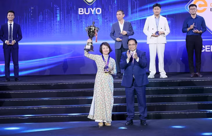 Thủ tướng Phạm Minh Chính trao giải nhất cuộc thi tìm kiếm tài năng khởi nghiệp đổi mới sáng tạo quốc gia cho BUYO Bioplastics về lĩnh vực nhựa sinh học. (Ảnh: Dương Giang/TTXVN)