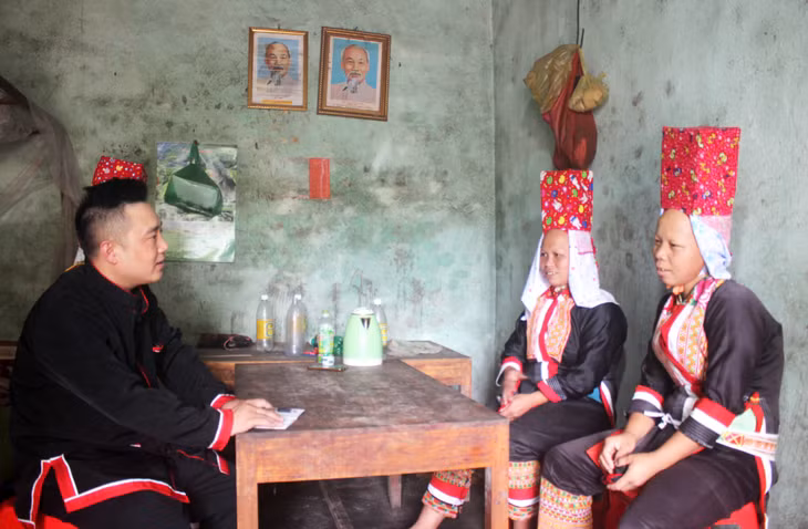 Bí thư chi bộ, Trưởng thôn Phai Lầu (xã Đồng Văn, huyện Bình Liêu) tuyên truyền chủ trương, chính sách của Đảng, Nhà nước và của tỉnh tới nhân dân trong thôn. Ảnh: Thu Chung