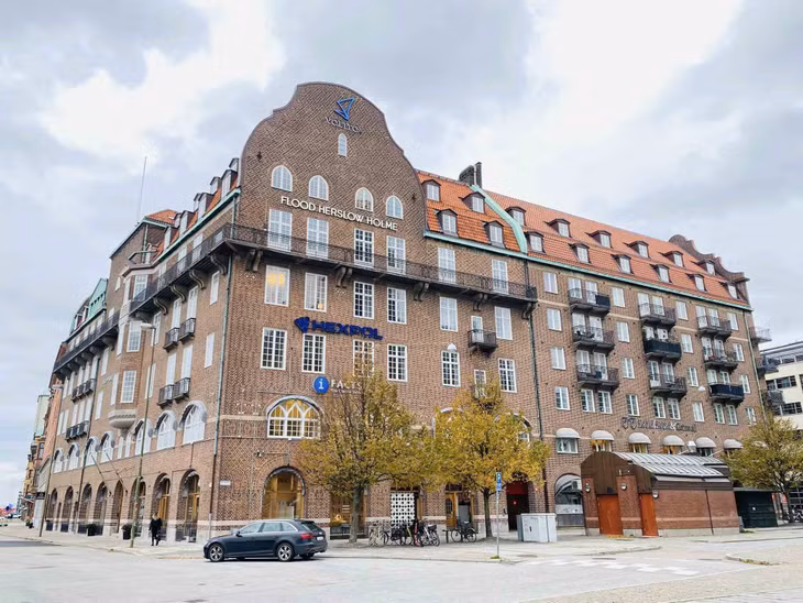 Malmo vẫn còn giữ những nét kiến trúc thời Trung cổ với những quán bar, nhà hàng trên những con đường rải đá cuội, tạo nên vẻ đẹp cổ kính. Ảnh: Cao Việt Cường Cavicu