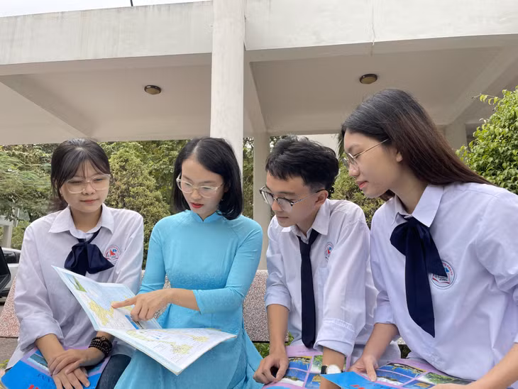 Cô giáo Đỗ Thị Lan Hương, Tổ phó chuyên môn Tổ Lịch sử - Địa lí, nhóm trưởng chuyên môn Địa, Trường THPT Chuyên Hạ Long là nhà giáo được nhiều giáo viên, học sinh, phụ huynh yêu mến, tin tưởng.