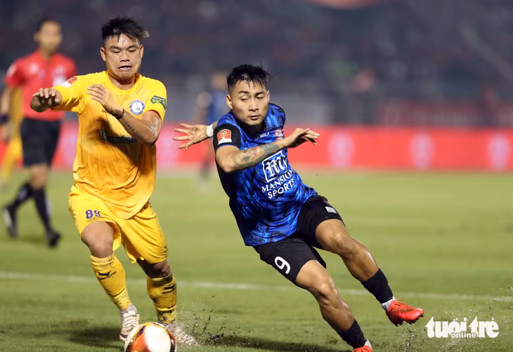 Tiền đạo Hồ Tấn Tài (phải) của CLB TP.HCM ở V-League 2023 - 2024 - Ảnh: N.K