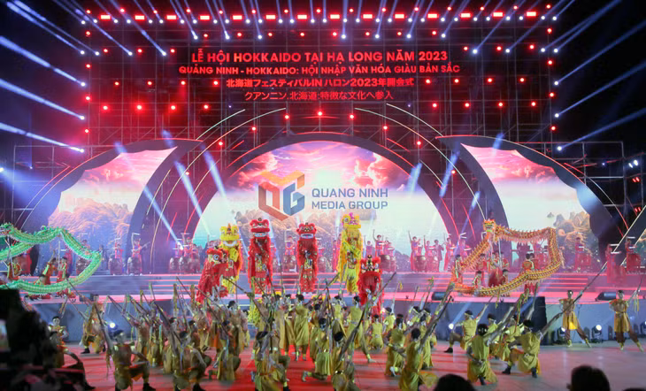 Chương trình Lễ khai mạc được mở đầu với tiết mục "Âm vang giao hòa - Linh khí hội tụ", kết hợp giữa màn trống hội, múa lân sư rồng truyền thống của Việt Nam...