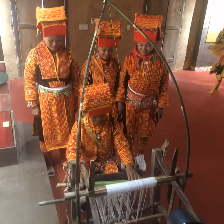 Người Dao Lô Gang trình diễn nghề dệt truyền thống.