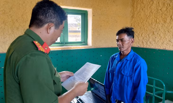 Cơ quan điều tra tống đạt quyết định khởi tố bị can.
