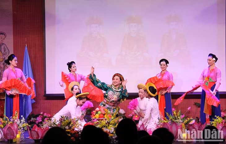 Cũng như hát then, được UNESCO ghi vào Danh sách đại diện di sản văn hóa phi vật thể của nhân loại, diễn xướng hầu đồng (thực hành tín ngưỡng thờ Mẫu tam phủ) gây ấn tượng mạnh và nhận được nhiều tán thưởng của các đại biểu quốc tế. (Ảnh: KHẢI HOÀN)