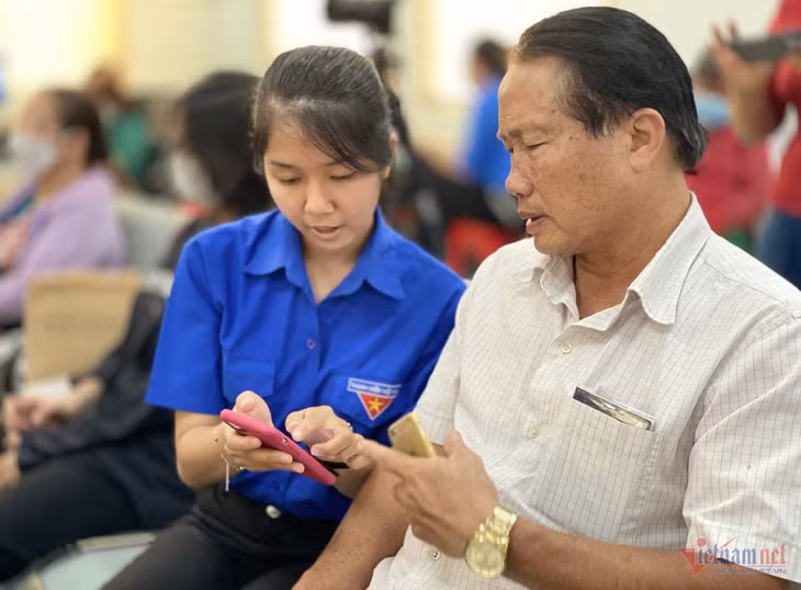 Cẩm nang 'An toàn trực tuyến' sẽ được phổ biến tới đội ngũ thanh niên để họ dùng làm tài liệu hướng dẫn người cao tuổi sử dụng mạng Internet an toàn. (Ảnh minh họa)
