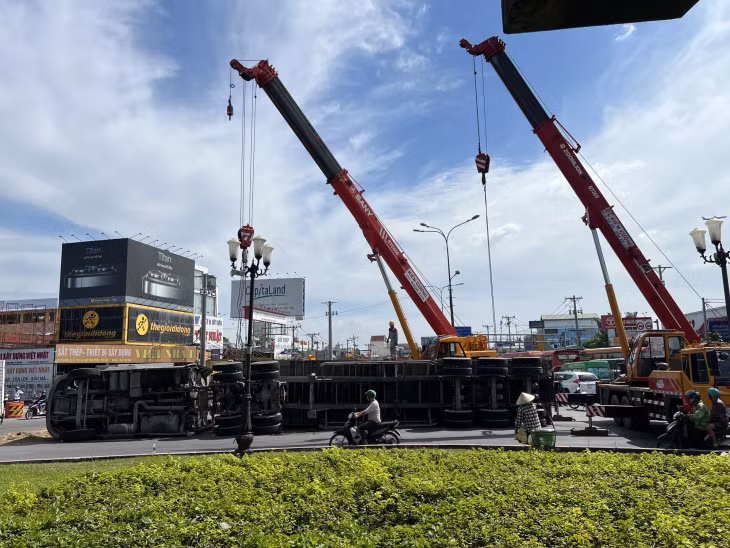 Hai xe cẩu được điều đến giải tỏa hiện trường.