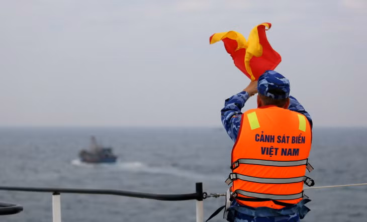 Cảnh sát biển Việt Nam ra hiệu kiểm tra một số tàu cá Việt Nam đang có hoạt động ở vùng biển lân cận đường phân định vịnh Bắc Bộ.