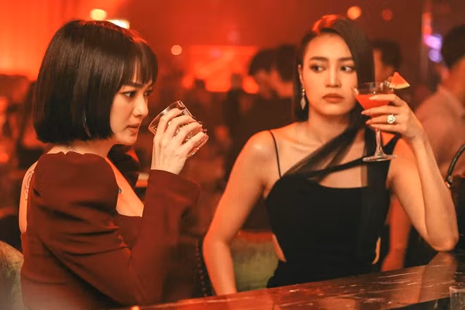 Ninh Dương Lan Ngọc và Kaity Nguyễn trong phim "Cô gái từ hôm qua". Ảnh: Nhà sản xuất