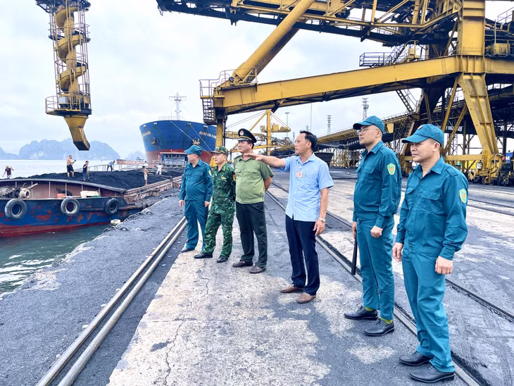 Lực lượng tự vệ Công ty Kho vận và Cảng Cẩm Phả - Vinacomin phối hợp với các lực lượng chức năng tuần tra, kiểm soát địa bàn hoạt động của đơn vị.