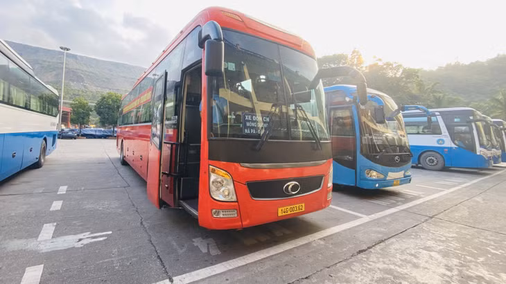 Xe ô tô giường nằm đưa đón công nhân của Công ty CP Than Mông Dương.