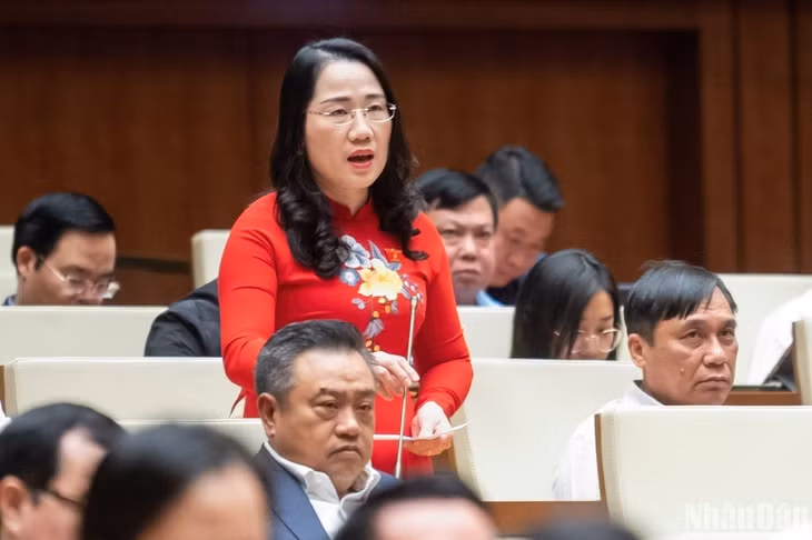 Đại biểu Nguyễn Thị Thủy (đoàn Bắc Kạn) nêu câu hỏi chất vấn. (Ảnh: ĐĂNG KHOA)