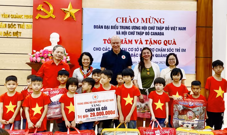 Bà Bùi Thị Hòa, Chủ tịch Trung ương Hội Chữ thập đỏ Việt Nam và ông Conrad Sauve Chủ tịch Hội Chữ thập đỏ Canada tặng quà cho trẻ em tại Cơ sở bảo trợ, chăm sóc trẻ em có hoàn cảnh đặc biệt tỉnh.