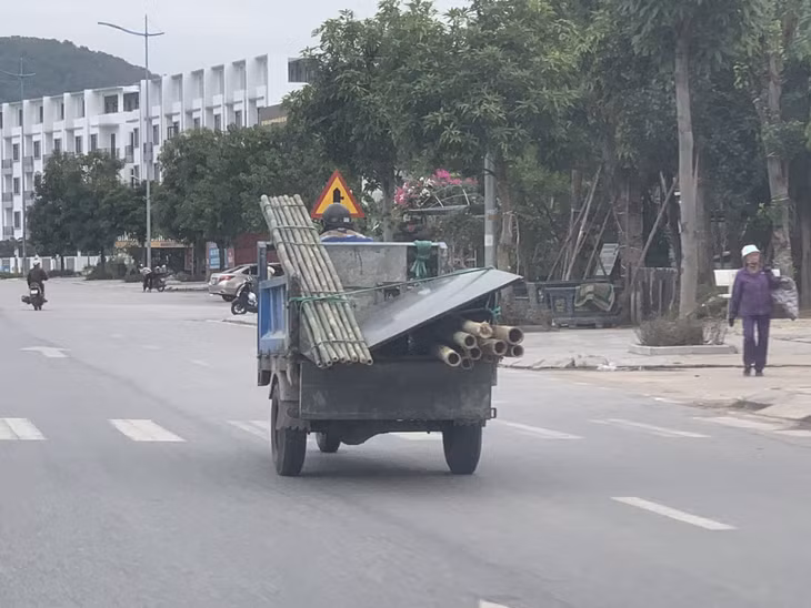 Xe tự chế 3 bánh lưu thông trên QL18, đoạn qua phường Bãi Cháy (TP Hạ Long). (Ảnh chụp ngày 10/11/2023)