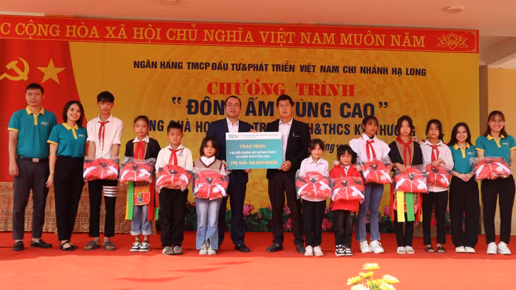 Lãnh đạo BIDV Hạ Long trao tặng quần áo đồng phục, giày ấm, quà khuyến học cho học sinh Trường Tiểu học&amp;THCS Kỳ Thượng, TP Hạ Long.