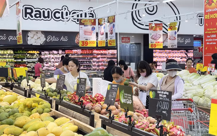 Người dân mua sắm tại Siêu thị GO! Hạ Long.